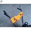 Varredor de neve pequeno manual com empurrador de mão Escova rotativa de neve para estrada Removedor de neve Equipamento de limpeza de neve de inverno para estrada de fábrica