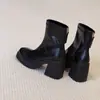 Versão em Couro Macio de Botas Curtas Aumentadoras de Altura com Plus Veludo para Mulheres, Saltos Baixos Pequenos, Saltos Grossos, Botas Martin, Botas Slim de Bico Quadrado Francês, Bico Quadrado