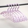 Percha de plástico para el hogar, antideslizante, sin costuras, para colgar ropa, con hombros anchos, soporte para ropa húmeda y seca.