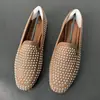 2026 Mocassins com Rebites Femininos Camurça Marrom Fundo Plano Sapatos Únicos Slip-on Sapatos Preguiçosos Venda por Atacado Tamanhos 36, 37