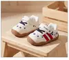 Zapatos para niños pequeños, primavera y otoño, zapatos de una sola pieza para niñas, nuevo modelo 2026, zapatos para niños, zapatos transpirables de suela blanda para caminar de bebés