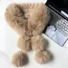 Foto real de un pañuelo con pompón de piel sintética de zorro, estilo largo con flecos y pompones, elegante y versátil, adecuado como cuello de pelo o calentador de cuello.