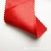 Tejido de satén elástico, grueso y brillante con una caída suave, que presenta un efecto reluciente de seda artificial, adecuado para disfraces de baile y ropa formal.