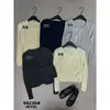 La única colección de otoño VI+ que presenta un cárdigan de punto calado estilo coreano, minimalista, y un top tipo camisola - un conjunto de dos piezas para mujer, estilo 99239