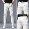 Calça jeans branca de alta qualidade italiana para homens, novo estilo primavera 2026, marca da moda, calça skinny slim-fit com patches