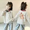 Camiseta de Algodão Puro com Manga Longa para Meninas de 2026 para Crianças Médias e Maiores, Novo Estilo Primavera e Outono, Blusa Infantil Estilosa de Manga Longa com Listras Color Block