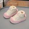 Zapatos para caminar de bebé, zapatos de algodón forrados de felpa, nuevo estilo invierno 2025, suela suave, cálidos, cómodos zapatos de algodón para bebés niños.