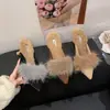 Chinelos de inverno femininos Baotou, forrados com fleece para aquecimento, com design peludo, bico fino, salto baixo a médio, salto agulha e estilo mule