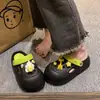 Sandálias de praia confortáveis com sensação de pisar em fezes, novo modelo de verão 2026, estilosas e únicas, antiderrapantes, tamancos confortáveis para mulheres
