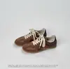 Versão em couro macio dos clássicos tênis de treino alemães para mulheres, novos sapatos casuais estilo outono vintage old money, versáteis e duráveis, sapatos Forrest Gump