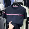 Camiseta de Manga Corta para Hombre Estilo Coreano Nuevo de Verano con Bordado de Pony, Top Cómodo a Rayas Estilo Old Money para Hombre Venta al por Mayor
