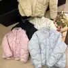 Jaqueta puffer feminina curta e moderna com uma pequena fivela dourada, 90% plumas de pato branco, leve, quente e modeladora, perfeita para o inverno de 2026