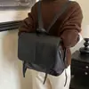 Bolsa carteiro de couro macio retrô, mochila estudantil de grande capacidade estilo coreano, versátil para o trajeto e para carregar como bolsa de mão, exalando uma vibe sofisticada e elegante