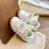 Zapatos de Argán para Niños 2026 Otoño Nuevo Estilo Zapatos Deportivos de Encaje de Lunares para Niñas Accesorios de Dibujos Animados para Niñas Zapatos Casuales