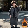 Conjunto de ropa de invierno para niños 2026 nuevo elegante bebé otoño e invierno chaqueta a cuadros conjunto de tres piezas ropa de invierno para niños
