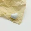 Cor de macaron botão de coração de pé alto cor de plástico coração de pêssego botão liso decoração de suéter infantil camisa de tricô