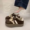 Zapatillas de Entrenamiento Alemanas Rojas Retro para Mujer 2026 Nuevas Suela Gruesa para Aumentar la Altura Casual de Tabla Versátiles en Tendencia Aumento de Altura Interior Zapatillas de Entrenamiento Alemanas