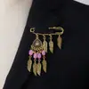 Broche de Metal con Forma de Gota y Pluma de Venta Caliente Transfronteriza Estilo Europeo y Americano, Accesorio Multifuncional para Traje Vintage con Cuentas de Colores y Borlas