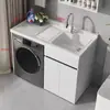 Gabinete de lavandería para balcón de aluminio tipo panal con lavadora integrada, incluyendo una tabla de lavar y un fregadero de piedra de cuarzo artificial con una barrera de agua