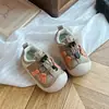 Tênis Esportivo Infantil 2026 Outono Sapatinhos de Bebê com Solado Macio Calçados para Caminhada Sapatos Individuais para Meninos Sapatos para Meninas Sapatos Casuais Anticolisão