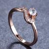 Anillo de ópalo y circonita bañado en oro rosa de 18 quilates con circonitas incrustadas. Personalización de joyas.
