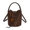Bolsa Balde Casual Retrô para Mulheres Outono 2025 Nova Bolsa de Ombro Transversal Elegante com Estampa de Leopardo de Luxo Leve