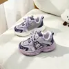 Tamanho 28-32 Pato Pequeno Infância Couro Modelo 2025 Sapatos Esportivos Infantis Médios e Grandes, Sapatos de Corrida Infantis com Sola Leve