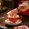 Conjunto de xícara e pires de café de alta qualidade e requintado em uma caixa de presente - um presente de casamento ou de inauguração de casa elegante e luxuoso