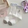 Calcetines lindos para mujer para otoño e invierno, calcetines blancos de media pantorrilla, estilo japonés moderno, gatito KT de dibujos animados, estilo universitario, calcetines con volantes de encaje