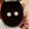 Brincos de Flor de Zircônia Exquisitos Populares Coreanos para Mulheres, Nicho de Luxo Leve, Temperamento Versátil, Brincos Super Brilhantes e Elegantes, Brincos