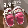2026 Novo Verão Laço Estampa Floral Sandálias de Madeira para Meninas Solado Macio Antiderrapante Infantil Dupla Utilização Sandálias Fechadas