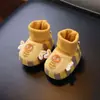 Lindos zapatos calcetín de bebé de dibujos animados con forro de felpa, zapatos gruesos para niños pequeños, cálidos, antideslizantes, anti-caída de algodón con suelas suaves para 0-6 meses y 1 año
