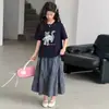 Conjunto de Camiseta de Desenho Animado de Verão para Meninas com Saia Xadrez 2026 Novo Conjunto de Duas Peças Solto Estilo Coreano para Crianças