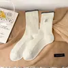 Calcetines de encaje de doble puntada bordados de dibujos animados hasta la pantorrilla para mujer, calcetines largos de algodón de estilo universitario dulce con animales lindos para otoño e invierno