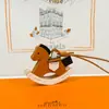 Pingente de Bolsa Cavalo de Balanço Novo Criativo Couro Fofo Decorativo Pequeno Cavalo de Tróia Enfeites Pendurados Enfeites Pendurados no Espelho Retrovisor do Carro de Mulheres