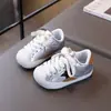 Tênis Esportivo Tendência Estilo Coreano para Meninas 2026 Novo Outono Moda Infantil Calçados Casuais Meninos Tênis com Biqueira Shell Venda por Atacado