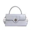 Bolso de mujer nuevo con hebilla de trébol de cuatro hojas, clásico y moderno, diseño de solapa versátil y casual, sensación de alta gama, para llevar en la mano, al hombro y cruzado