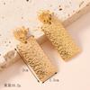 Pendientes irregulares con personalidad de moda europea y americana, diseño de nicho, presión de aceite, aretes de amor de coral chapados en oro de 18k.