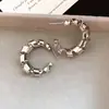 Pendientes de botón de metal retorcido redondos únicos, estilo europeo y americano, aguja de plata, diseño de nicho, pendientes con temperamento, lujo ligero, sensación de alta gama, accesorios para pendientes