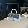 Bolsa de Mão Quadrada Pequena com Estampa de Leopardo Estilo Coreano para Revenda Bolsa Feminina 2025 Inverno Nova Moda Bolsa de Ombro com Costura Bolsa Transversal para o Dia a Dia