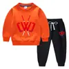 Traje de suéter para niños otoño e invierno 2023 estilo occidental nuevo traje cálido de invierno acolchado de terciopelo de manga larga para niños grandes