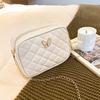 Bolsa pequena quadrada romboidal para mulheres bolsas de mão 2022 novo estilo coreano bolsa de cosméticos atacado de fábrica bolsa transversal com corrente de franja