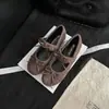 Sapatos de Salto Alto Aumentador 5cm Laço Boca Rasa Femininos 2025 Novo Estilo Escuro Bico Redondo Planos Peludos