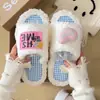 Chinelos Peludos Macios Estilo Doce Fofo para Mulheres 2026 Outono/Inverno Novos Alta Aparência Conforto Caseiro Slip-on Chinelos de Algodão
