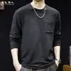 Camiseta sencilla y casual de manga larga para hombre, nuevo estilo otoño 2026, corte holgado, talla grande, cuello redondo, gris oscuro, con bolsillos