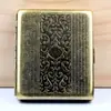 Estuche para cigarrillos estilo antiguo de latón envejecido con diseño repujado "Escena del Río en el Festival Qingming", capacidad para 20 cigarrillos, accesorio para fumar de recuerdo al por mayor