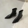 Botas curtas da moda estilo britânico de 5,5 cm para afinar, novo modelo outono e inverno 2026, bico fino, salto grosso, aumento interno de altura, botas elásticas para afinar
