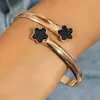 Pulsera de Trébol de Cinco Hojas con Incrustaciones de Diamantes de Aleación de Moda Transfronteriza Europea y Americana Joyería Set de Tres Piezas Pulsera Geométrica Simple Lisa Venta al por Mayor