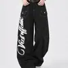 Jeans de mezclilla estilo high street americano con estampado de alas graffiti y costuras visibles, corte holgado para hombre, pantalones de pierna ancha de diseño único para trabajo