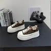 Zapatos casuales y de moda para mujer con estampado de leopardo para otoño, con cordones, suela gruesa para mayor altura, estilo versátil, colección 2026, adecuados para mujeres petite, con suela de plataforma